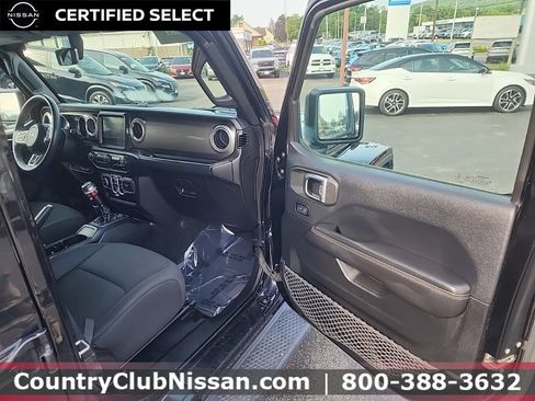 Used 2018 Jeep Wrangler Unlimited Sahara AWD/4WD image 28