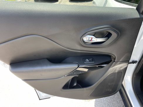 Used 2019 Jeep Cherokee Latitude Plus AWD/4WD image 13