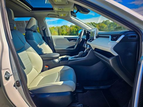 Used 2021 Toyota RAV4 XLE Premium image 44