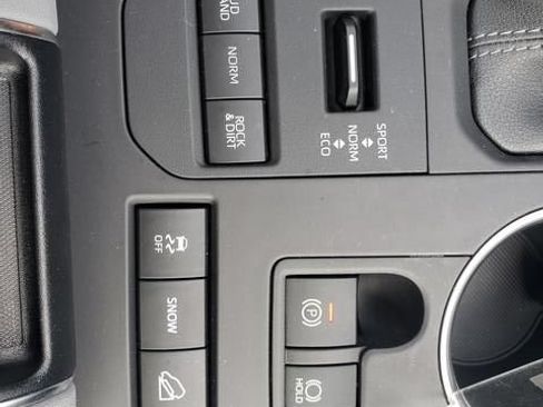 Used 2022 Toyota Highlander XLE AWD/4WD image 20