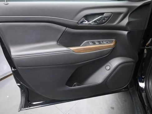 Used 2023 GMC Acadia SLE w/ Driver Convenience Package FWD image 12