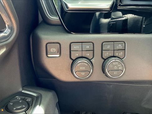 Used 2026 Chevrolet Silverado 1500 LT Trail Boss w/ LT Trail Boss Premium Package AWD/4WD image 32