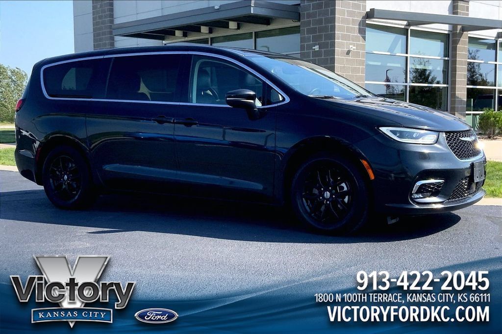 Used 2023 Chrysler Pacifica Touring-L FWD image 1