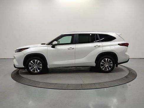 Used 2023 Toyota Highlander XLE FWD image 5