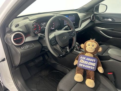 Used 2025 Chevrolet Trax RS w/ Sunroof Package FWD image 9