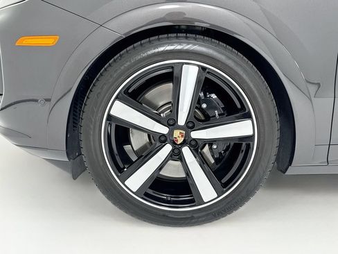 Certified 2025 Porsche Cayenne GTS AWD/4WD image 33