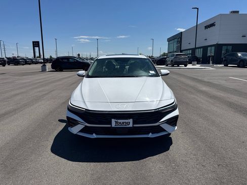 Used 2025 Hyundai Elantra Limited FWD image 2