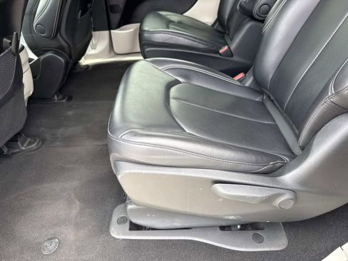 Used 2023 Chrysler Pacifica Limited FWD image 16