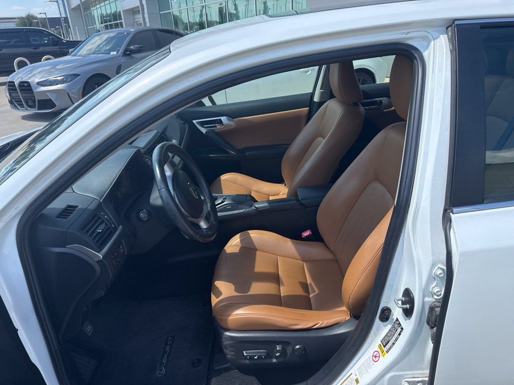 Used 2013 Lexus CT 200h w/ Premium Pkg w/Navigation FWD image 2