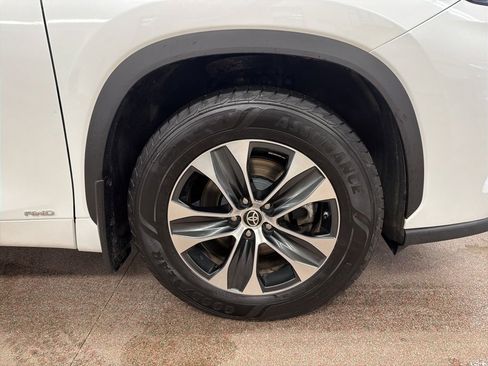 Used 2022 Toyota Highlander XLE image 30