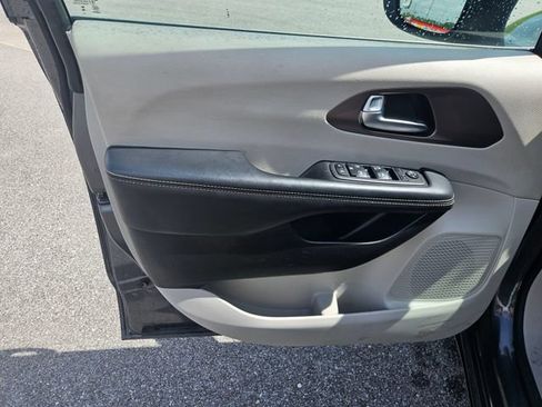 Used 2023 Chrysler Voyager LX FWD image 10