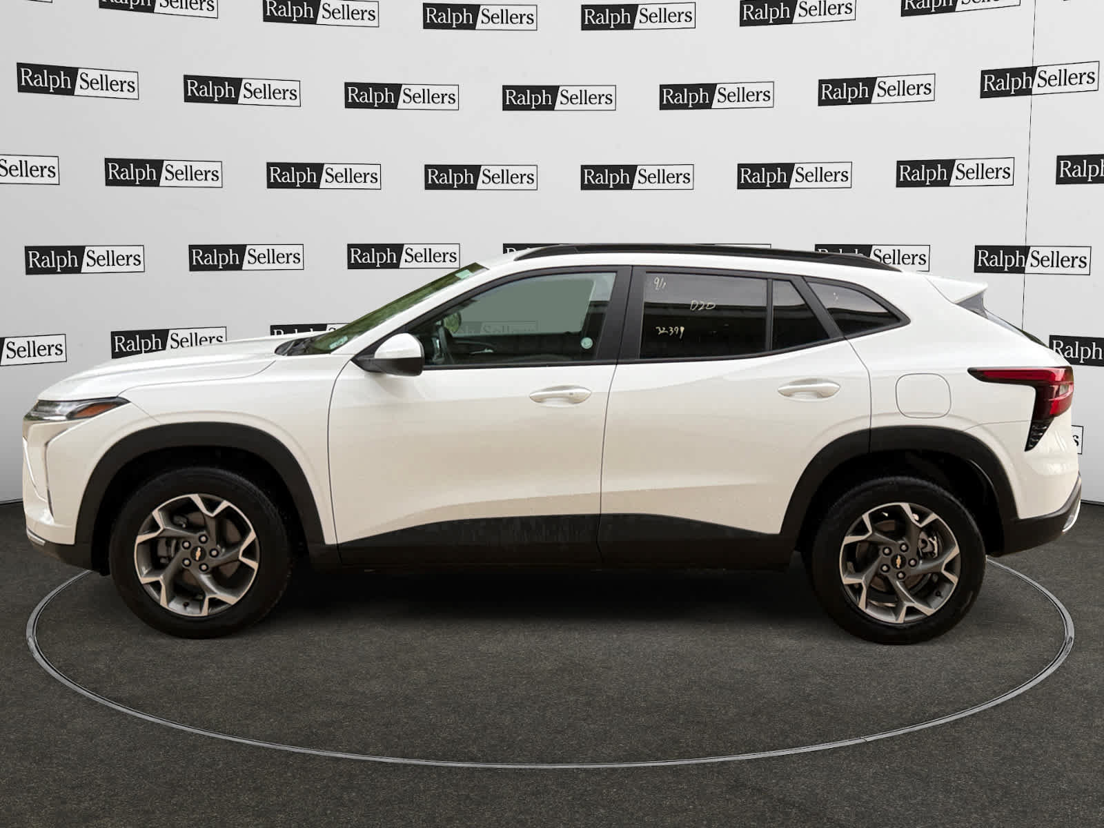 Used 2025 Chevrolet Trax LT w/ LT Convenience Package FWD image 2