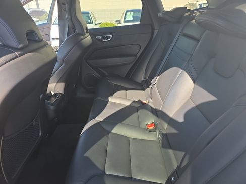 Used 2021 Volvo XC60 T5 Momentum w/ Premium Package image 17