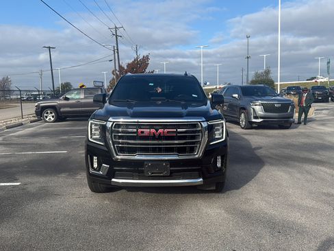Used 2023 GMC Yukon XL SLT w/ SLT Luxury Package image 3