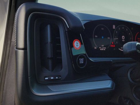 Used 2025 Porsche Cayenne image 25