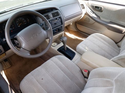 Used 1998 Toyota Avalon XLS image 4