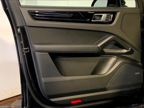 Used 2022 Porsche Cayenne image 25