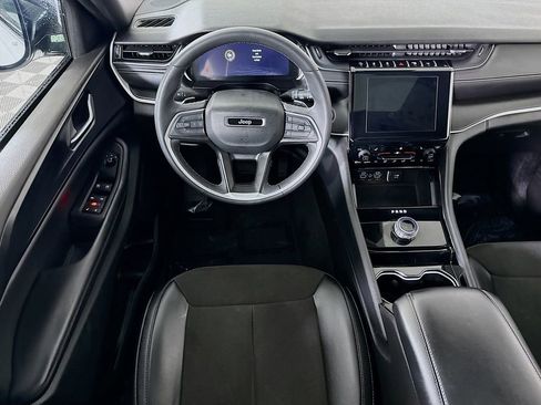 Used 2023 Jeep Grand Cherokee L Laredo image 3