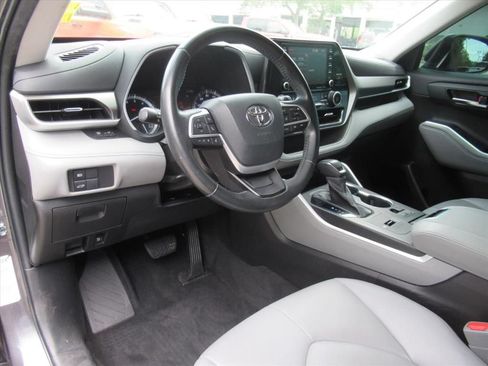 Used 2022 Toyota Highlander XLE FWD image 17