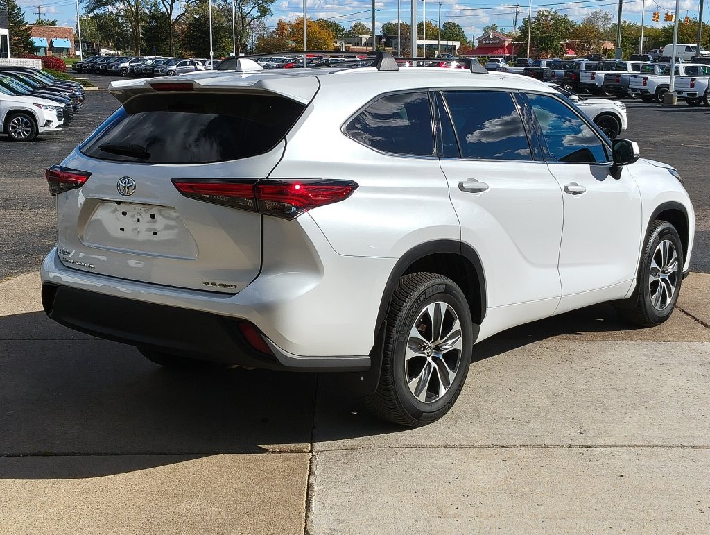Used 2022 Toyota Highlander XLE AWD/4WD image 5