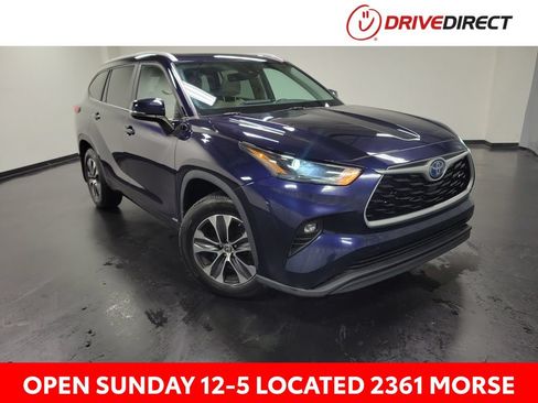 Used 2023 Toyota Highlander XLE AWD/4WD image 1