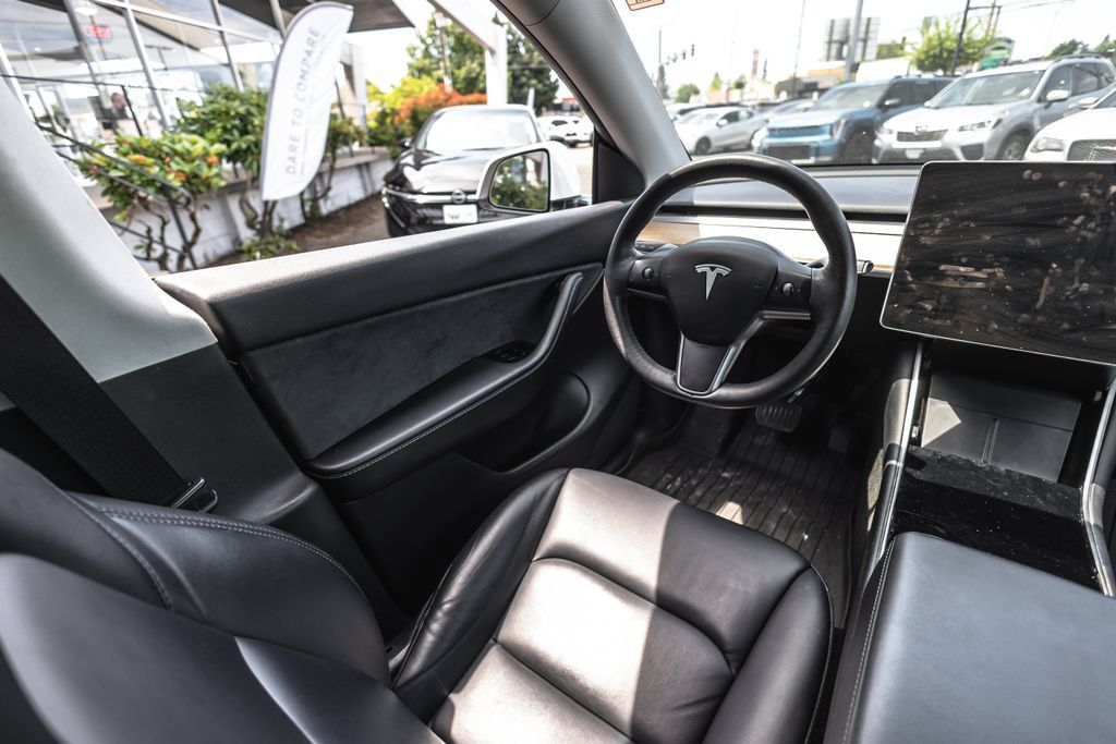 Used 2021 Tesla Model Y Long Range AWD/4WD image 16