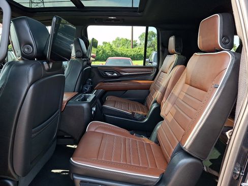 Used 2023 GMC Yukon XL Denali Ultimate AWD/4WD image 11