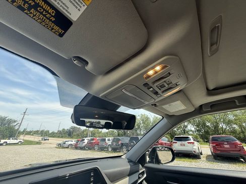 Used 2021 Toyota Highlander XLE AWD/4WD image 24