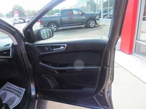 Used 2019 Ford Edge SEL FWD image 10