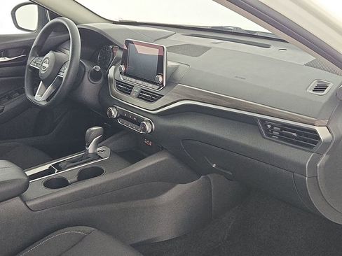 Used 2025 Nissan Altima 2.5 SV image 32