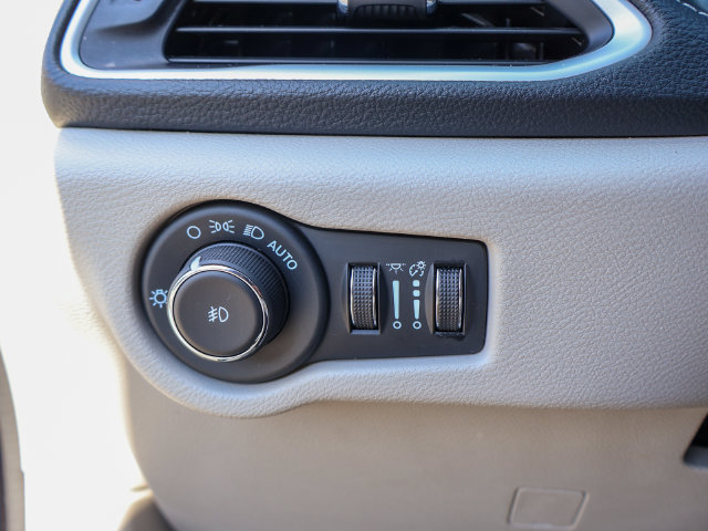 Used 2024 Chrysler Pacifica Limited FWD image 16