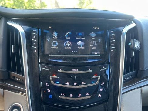 Used 2018 Cadillac Escalade ESV Luxury AWD/4WD image 12