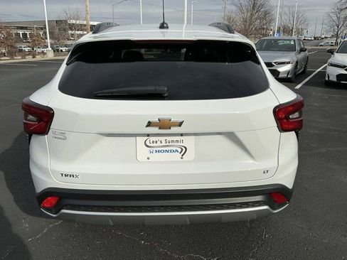 Used 2025 Chevrolet Trax LT w/ LT Convenience Package image 4