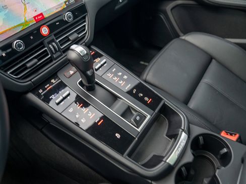Used 2025 Porsche Macan image 21
