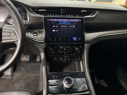 Used 2024 Jeep Grand Cherokee Limited w/ Luxury Tech Group II AWD/4WD image 7