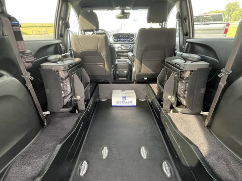 Used 2025 Chrysler Pacifica Select image 15