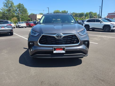 Certified 2025 Toyota Highlander Limited AWD/4WD image 2
