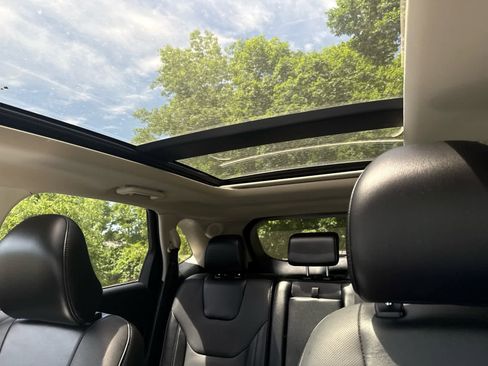Used 2018 Ford Edge Titanium w/ Equipment Group 302A AWD/4WD image 26