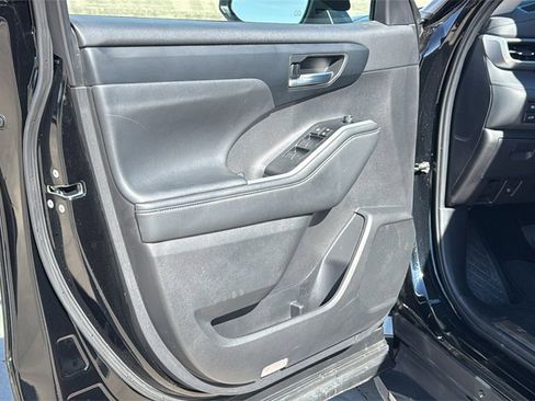 Used 2024 Toyota Highlander XLE image 9
