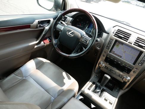 Used 2018 Lexus GX 460 Premium w/ Premium Package AWD/4WD image 9