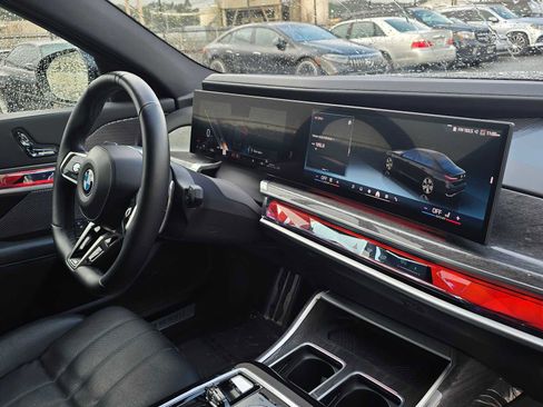 Used 2024 BMW 740i image 10