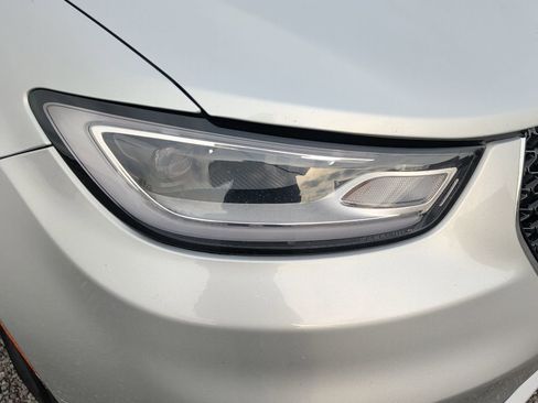 Used 2024 Chrysler Pacifica Touring-L image 10