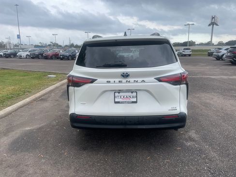 Used 2021 Toyota Sienna XLE image 6