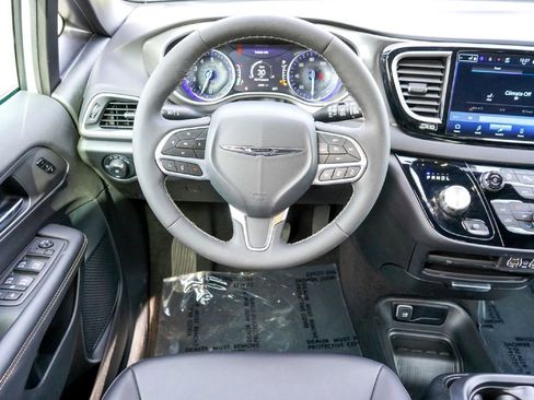 Used 2025 Chrysler Pacifica Select image 22