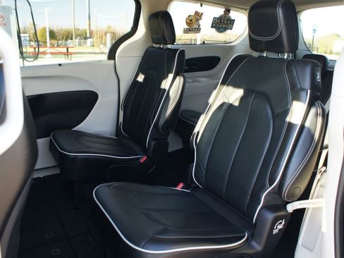 Used 2022 Chrysler Pacifica Limited image 16