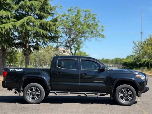Used 2019 Toyota Tacoma TRD Sport AWD/4WD image 6