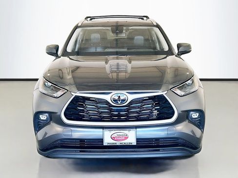 Used 2025 Toyota Highlander XLE FWD image 2