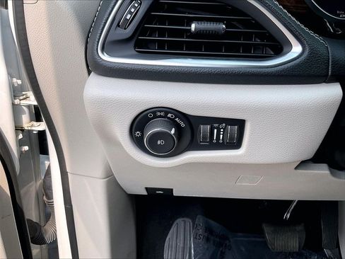 Used 2022 Chrysler Pacifica Limited FWD image 27