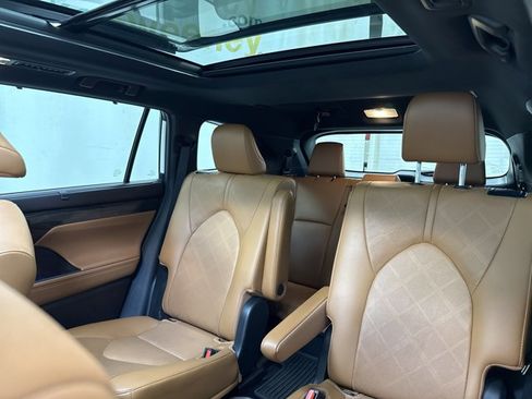 Used 2021 Toyota Highlander Platinum image 13