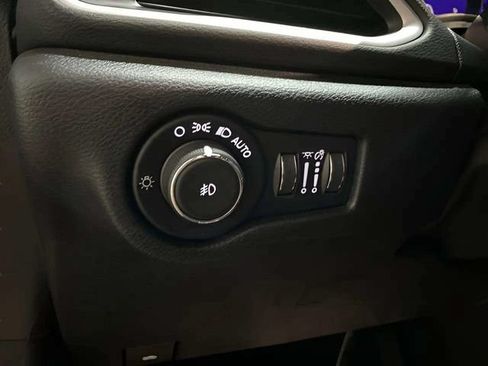 Used 2025 Chrysler Pacifica Select FWD image 30